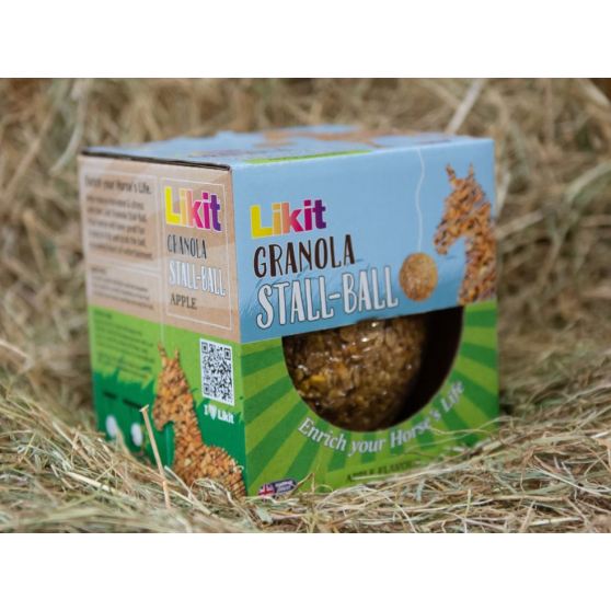 Savoureuse boule d'écurie granola au goût de baies et une boucle pour accrocher la boule avec une corde (corde non incluse). Avec cette balle Likit Granola, vous évitez l'ennui dans l'écurie et votre cheval ou poney a toujours de quoi jouer. Ils comprennent le maïs, les céréales, l'orge et les flocons d'avoine De Cuirs et de Crins