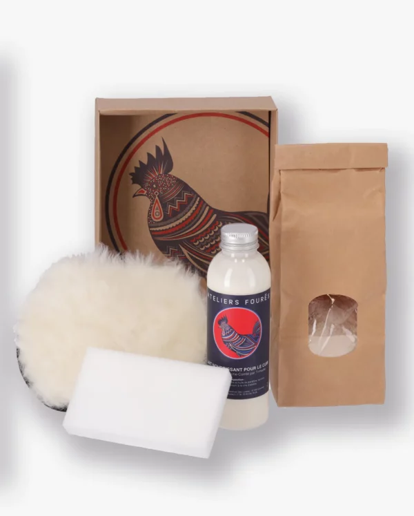 Sacs, portefeuilles, accessoires... Nous ne sommes jamais à l'abris d'une tache ou d'une rayure malencontreuse. Soyez rassuré ! Notre kit contient tout ce qu'il vous faut pour nettoyer, détacher ou entretenir votre sac en cuir : De la terre de Sommières pour absorber les taches grasses Une éponge spéciale cuir pour les taches tenaces Une peau lainée pour bichonner le cuir et effacer les griffures en douceur Un lait nourrissant pour raviver les couleurs et redonner de la brillance et de la souplesse à vos cuirs