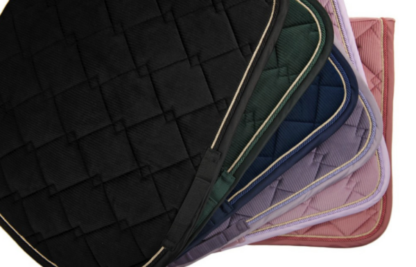 Tapis de selle "Luxor". 3D velvet à l’extérieur, mousse haute densité 5 mm, garniture synthermax 240 g et doublure traitée en carbone de bambou. Fini avec corde.