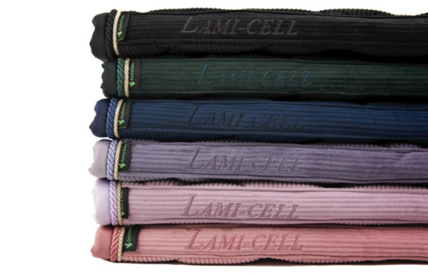 Tapis de selle "Luxor". 3D velvet à l’extérieur, mousse haute densité 5 mm, garniture synthermax 240 g et doublure traitée en carbone de bambou. Fini avec corde.