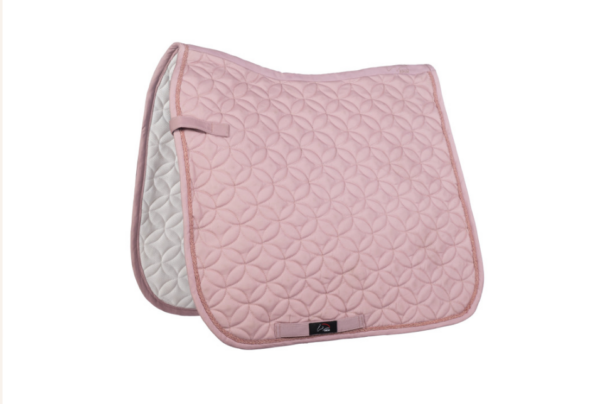 Offrez à votre cheval le confort et la sécurité qu'il mérite avec le tapis de selle HKM ! Doté de pattes d'attache velcro pour un ajustement facile et sécurisé, ce tapis est conçu en matière respirante pour garantir un confort optimal. Sa forme anatomique s’adapte parfaitement, tandis que les surpiqûres élégantes et le cordon décoratif ajoutent une touche de style unique. Prêt à briller sur le terrain ! De Cuirs et de Crins