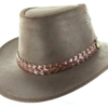 Ajoutez une touche de style à votre tenue avec ce chapeau de cowboy en cuir australien marron. Fabriqué en vachette, il est solide, étanche et résistant au soleil.