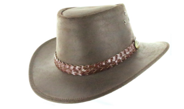 Ajoutez une touche de style à votre tenue avec ce chapeau de cowboy en cuir australien marron. Fabriqué en vachette, il est solide, étanche et résistant au soleil.