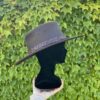 Ajoutez une touche de style à votre tenue avec ce chapeau de cowboy en cuir australien marron. Fabriqué en vachette, il est solide, étanche et résistant au soleil.