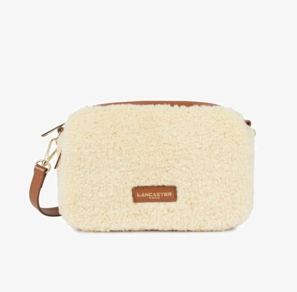 Craquez pour ce petit sac à la fois simple et pratique par sa forme et original par sa texture moumoute. C'est la tendance de l'hiver ! De Cuirs et de Crins