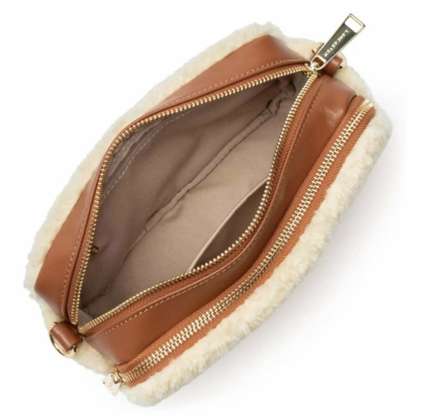 Craquez pour ce petit sac à la fois simple et pratique par sa forme et original par sa texture moumoute. C'est la tendance de l'hiver ! De Cuirs et de Crins