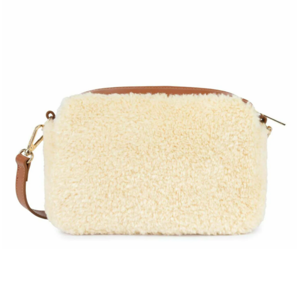 Craquez pour ce petit sac à la fois simple et pratique par sa forme et original par sa texture moumoute. C'est la tendance de l'hiver ! De Cuirs et de Crins