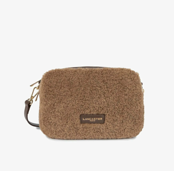 Craquez pour ce petit sac à la fois simple et pratique par sa forme et original par sa texture moumoute. C'est la tendance de l'hiver ! De Cuirs et de Crins